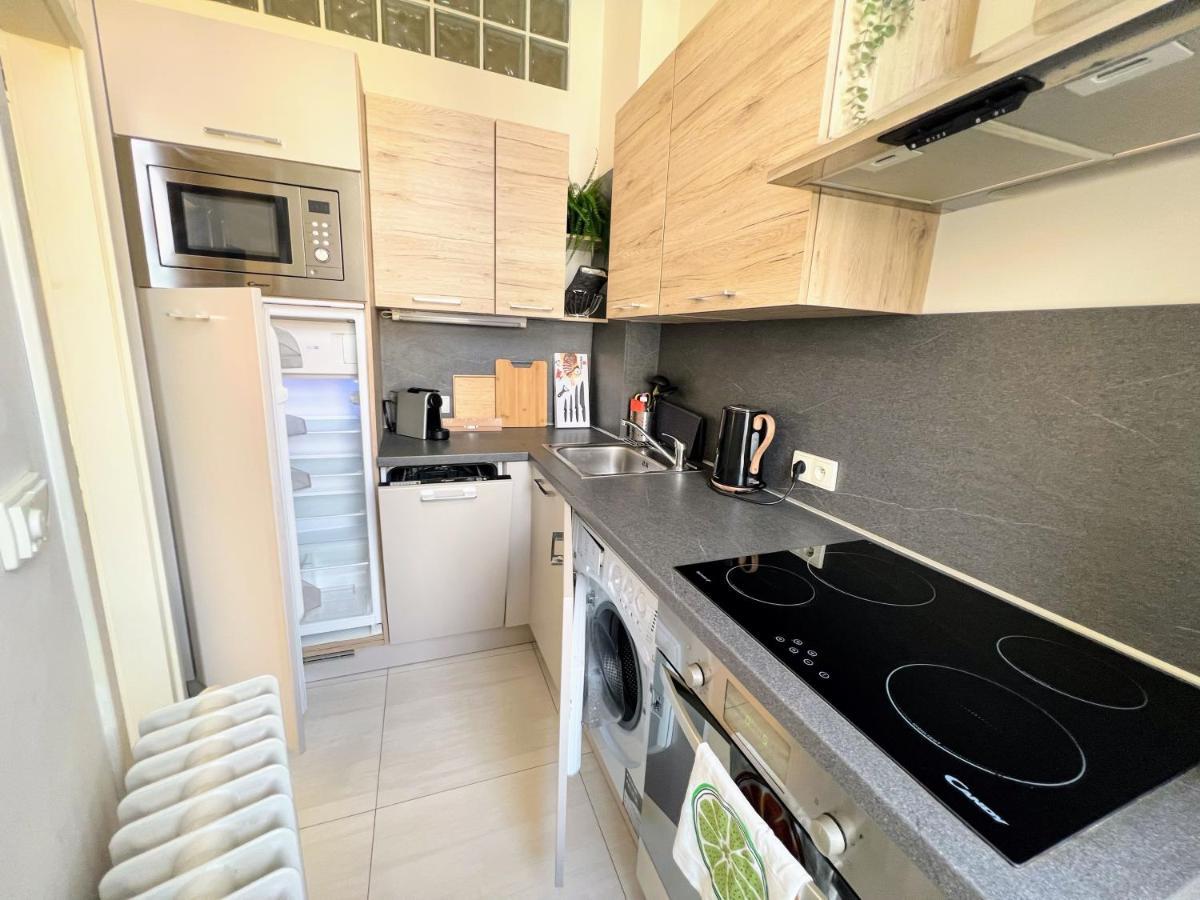 Beautiful & Peaceful With Cute Balcony Apartment Prag